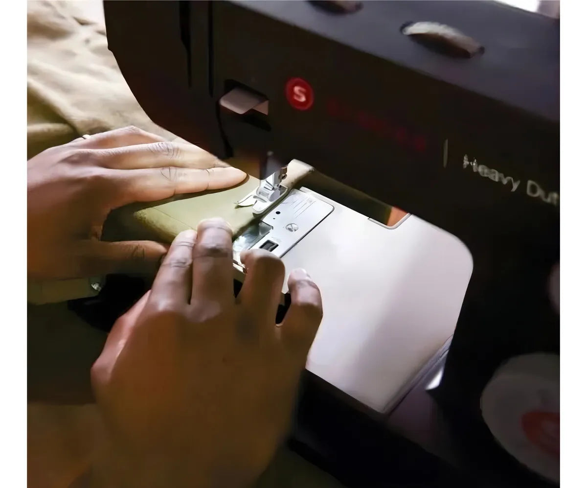 MAQUINA COSTURA SINGER HD 4423 220V preta