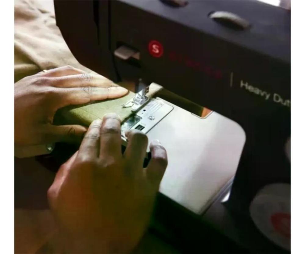 MAQUINA COSTURA SINGER HD 4423 PRET 127V
